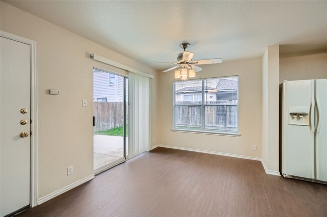 Building Photo - Spacious Home!!!