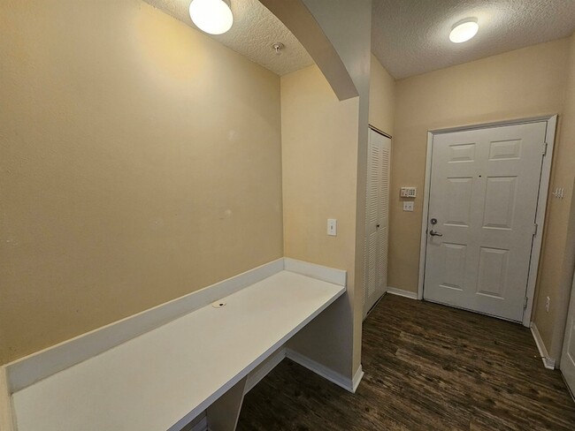 Building Photo - 605 Fairway Dr