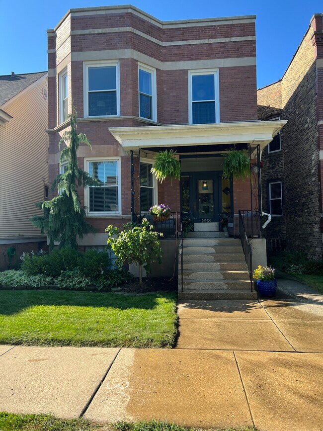 Frente - 2559 W Argyle St
