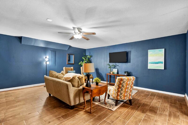 Primary Photo - 1099 Bumble Bee Dr