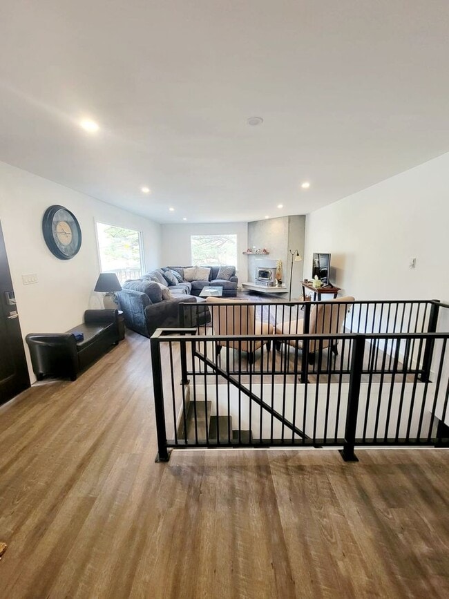 Building Photo - Spacious 4-bedroom + study home; Includes Hot tub and Pool Table - Avail. Now!