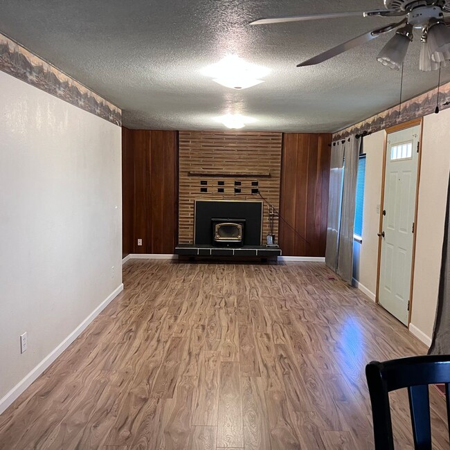 Building Photo - Charming 3 Bedrooom home in quaint town of...