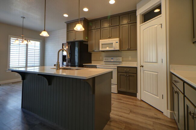Foto del edificio - FIRST MONTH DISCOUNT - Pet friendly Herriman Townhome