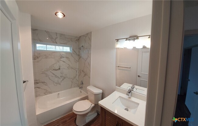 Foto del edificio - 1706 Creek Bend Cir