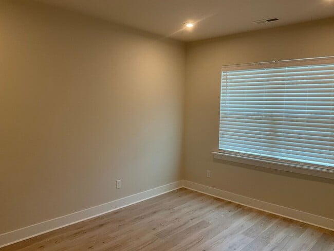 Building Photo - Welcome to this charming two-story townhome in the heart of Belmont, NC.