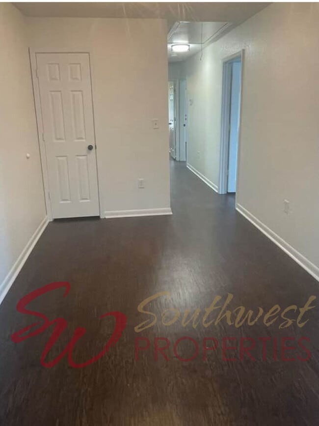 Building Photo - Updated and Bright 3 Bed / 2 Bath Duplex with Private Backyard!