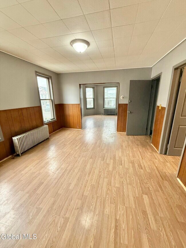 Foto del edificio - 1738 Van Vranken Ave.