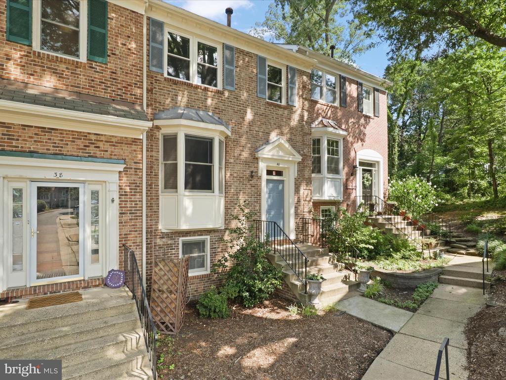 Primary Photo - 40 Carriage House Cir