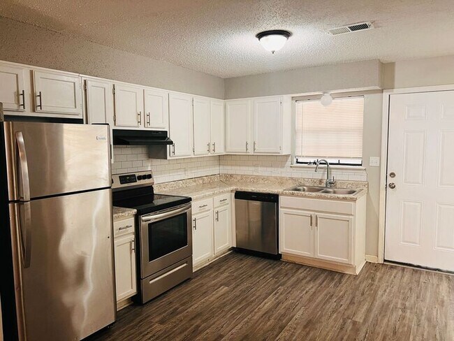 Building Photo - 1800 Labette Manor Dr