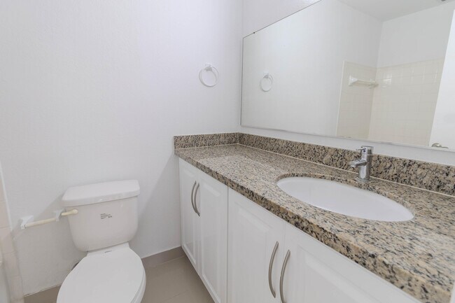 Foto del edificio - 3350 Pinewalk Dr N