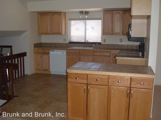 Building Photo - 5 br, 3.5 bath House - 7638 Safari Circle