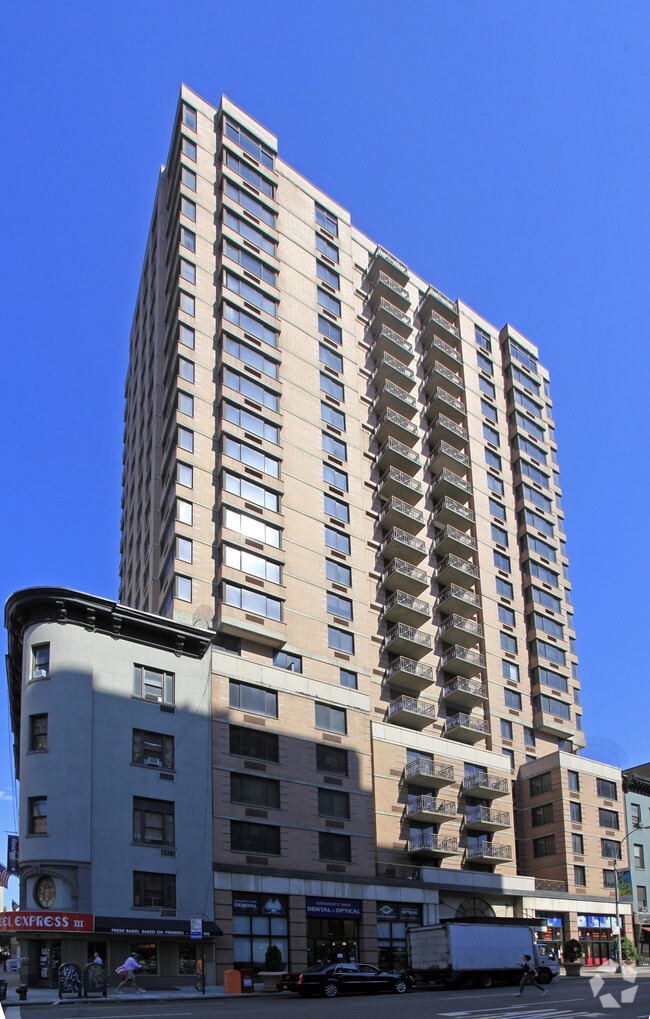 Building Photo - Manhattan Promenade