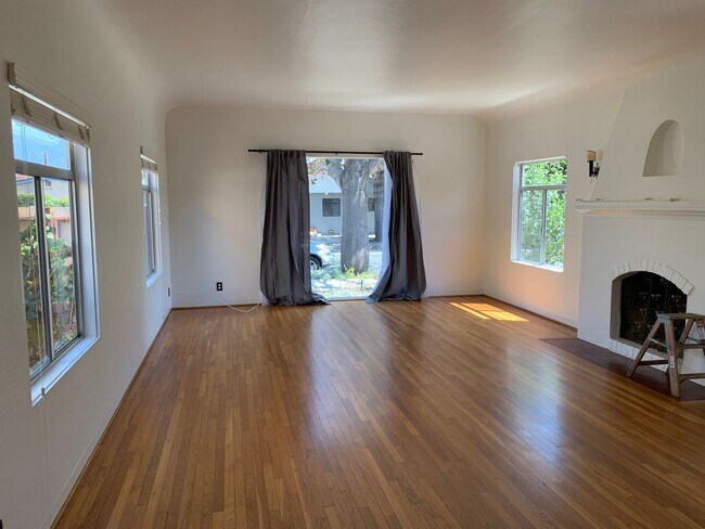 Building Photo - Terrific and Spacious Two Bedroom Westside...