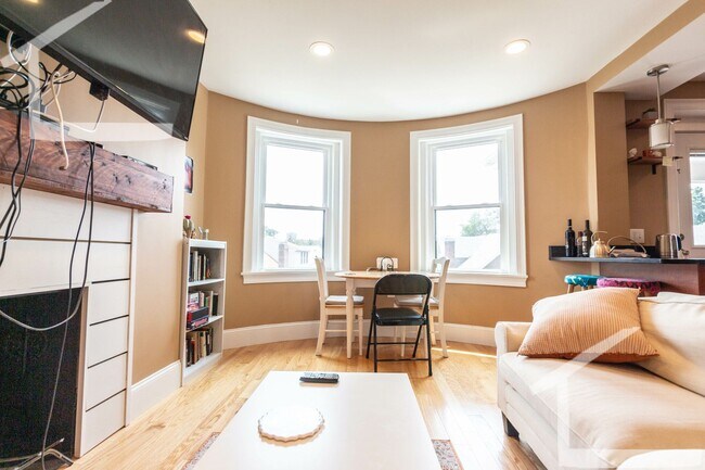 Foto del edificio - HOT BROOKLINE LISTING!!!!!