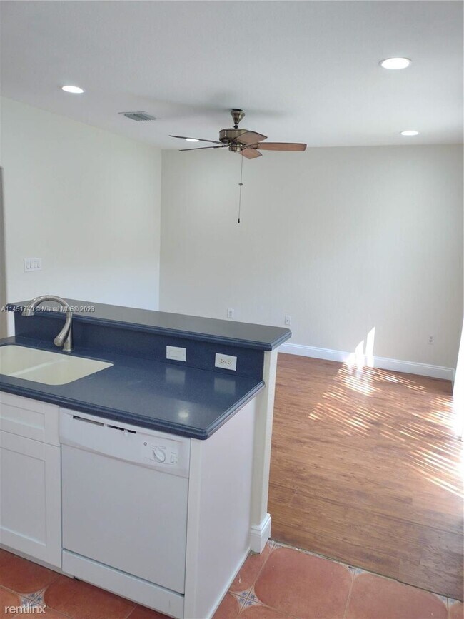 Building Photo - 4 br, 3.5 bath House - 2861 SW 84th Ter # 106