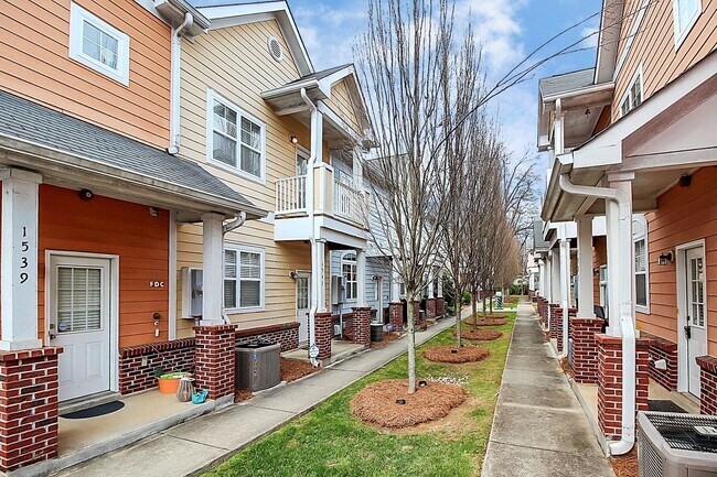 Foto del edificio - Townhome in The Plaza/NODA coming soon for Lease!