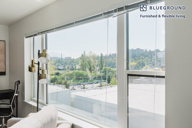 Foto del edificio - 4609 Union Bay Pl NE