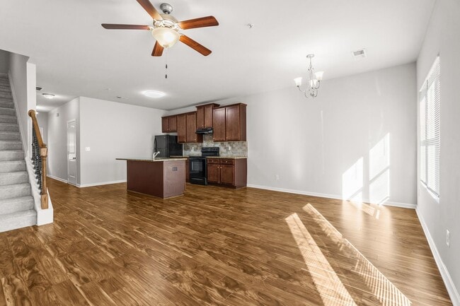 Building Photo - 3 Bedroom Townhome in Jonesboro!