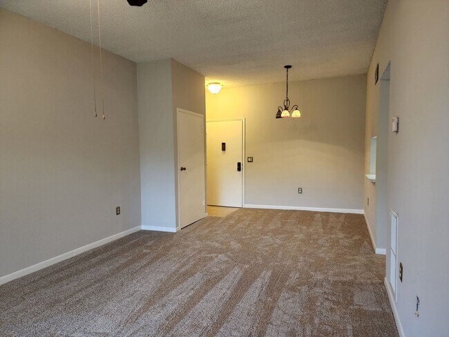 Building Photo - Move in Ready One Bedroom Condo with Resort-Style Amenities