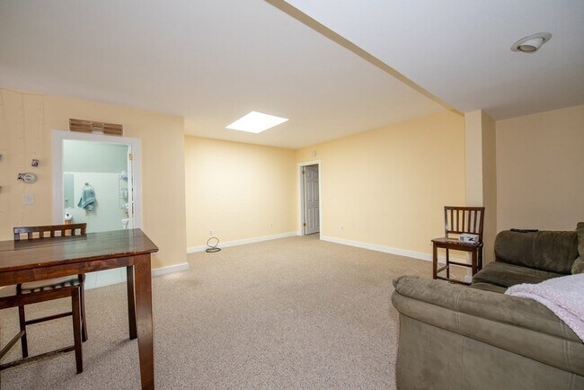 Building Photo - 58 Hollis St