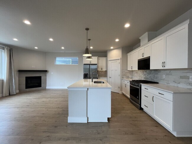 Building Photo - Stunning 2024 Built 5BR Home with Main-Level Suite, EV Charger & Covered Patio Near River Terrace