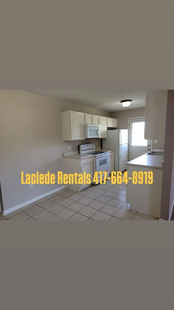 Building Photo - 2 bedroom 2 bathroom duplex with garage fo...