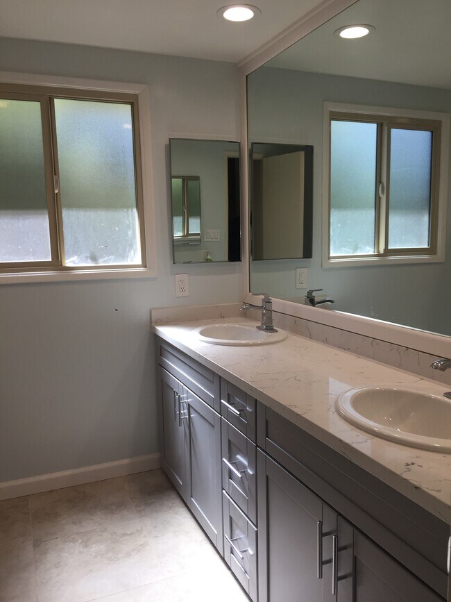 Hallway Bath - 201 Barranca Dr