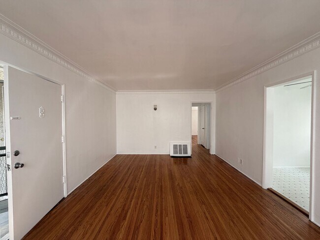 Foto del edificio - 820 N Edinburgh Ave