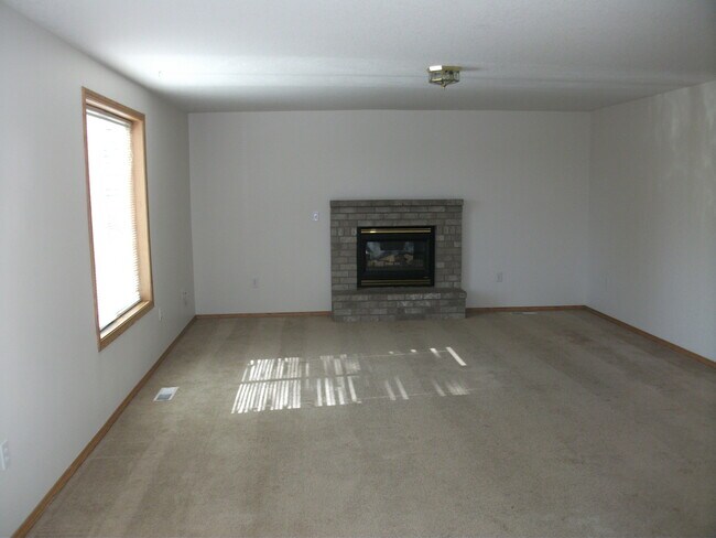 Foto del edificio - Spacious 3 Bedroom Home w/ Bonus Room & Do...
