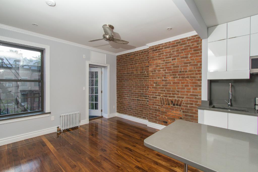 Primary Photo - 320 W 21st St