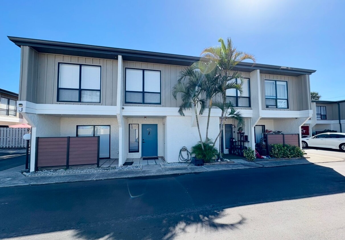 Primary Photo - Stunning 4-Bedroom, 2.5-Bathroom Townhouse...