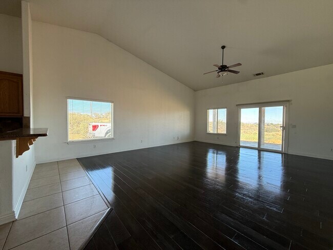 Building Photo - 10350 Mesquite St