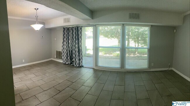 Building Photo - 2204 Colony Dr SW