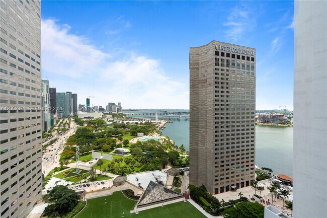 Foto del edificio - 325 S Biscayne Blvd