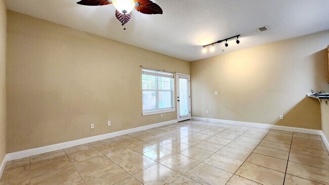 Building Photo - Lovely 2 Bed / 2.5 Bathroom Townhome