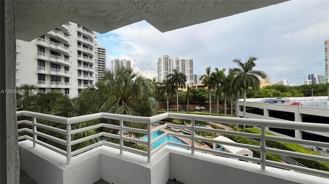 Foto del edificio - 3300 NE 192 St