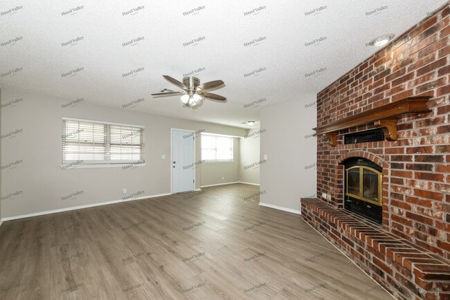 Foto del edificio - 616 Crosstimbers Dr