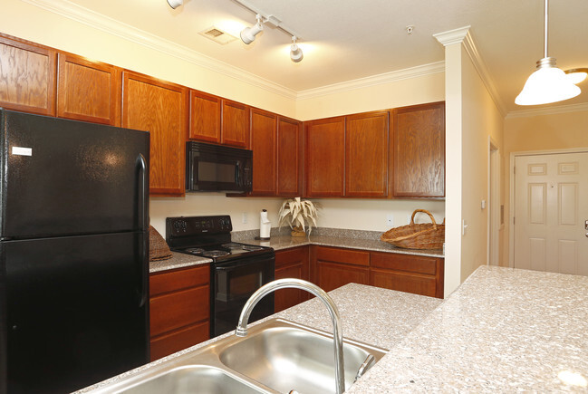 Essex Cocina - Compass Landing Apartment Homes