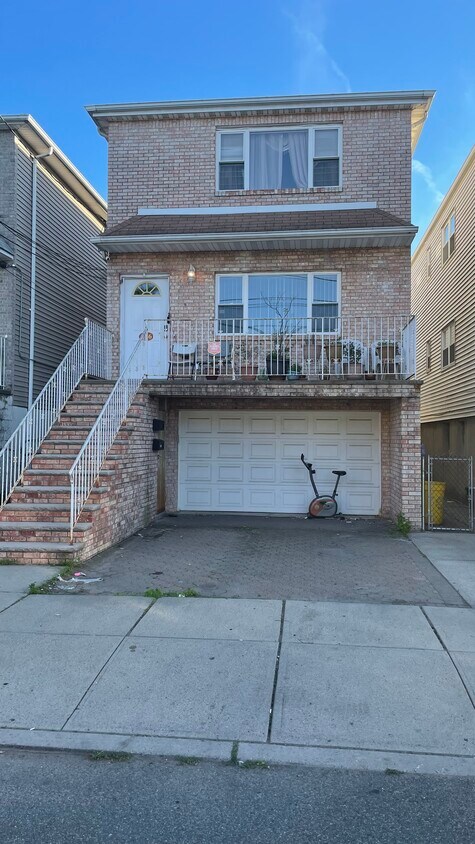 Primary Photo - 266 Delano Plz