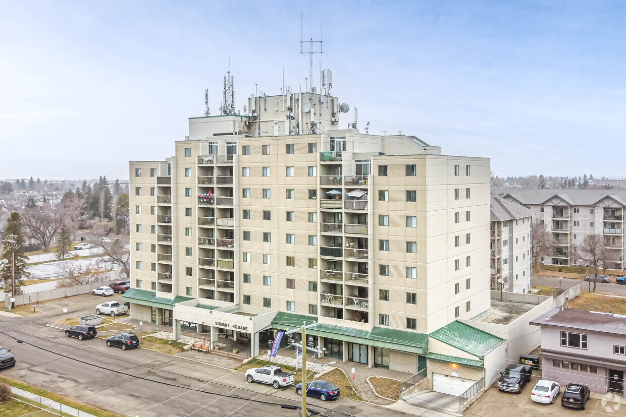 Primary Photo - Summit Square & Summit Court Apartments