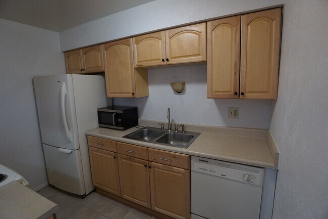 Building Photo - Cute Townhome off Kipling and 285!!