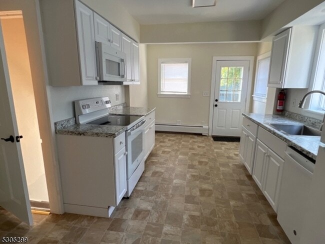 Building Photo - 12 Hillview Ave
