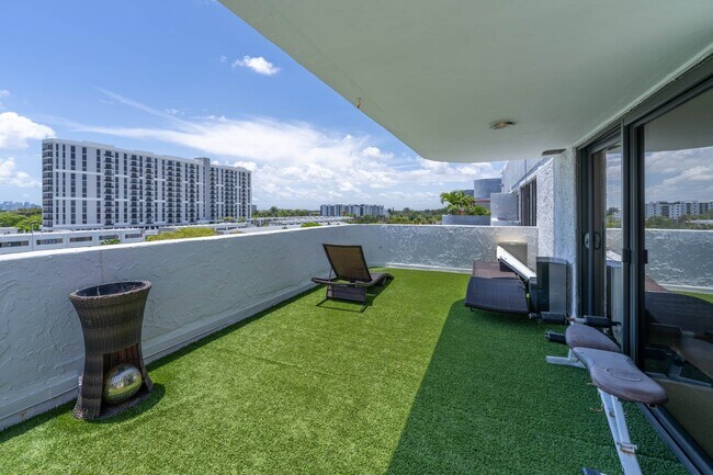 Foto del edificio - 1650 NE 115th St