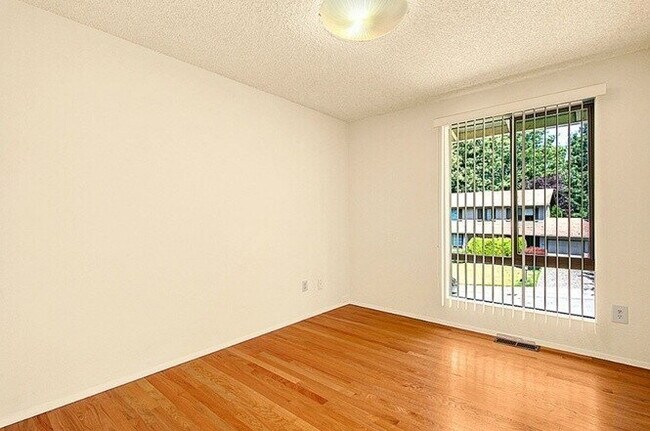 Foto del edificio - Beautiful split level home in Newport Hills!