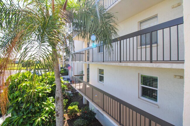 Foto del edificio - ** 2/2 CHARMING FURNISHED CONDO AT THE ISL...