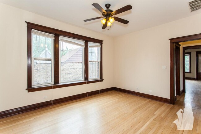 Building Photo - 1435 W Addison St