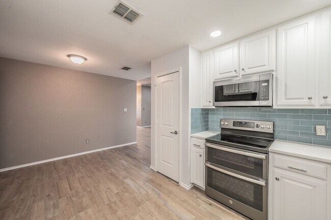 Building Photo - Updated 3 bedroom 2 bath home in Aledo