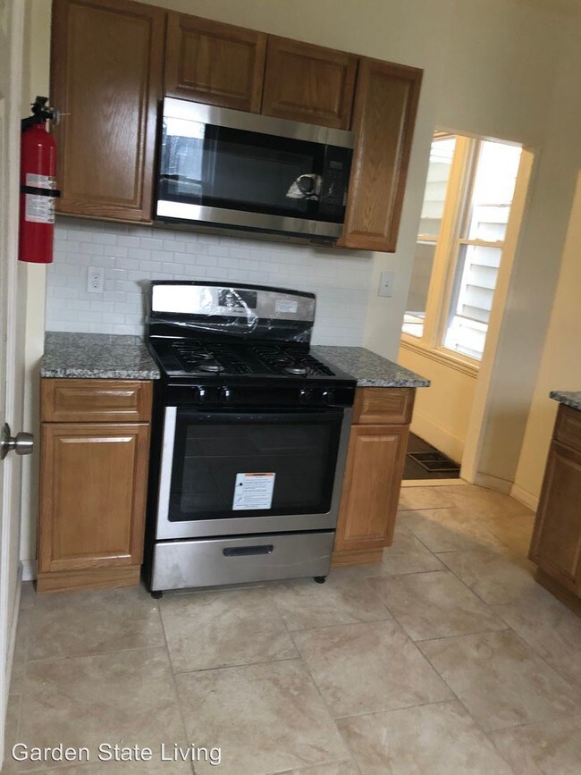 Building Photo - 4 br, 1 bath House - 272 Snyder Street