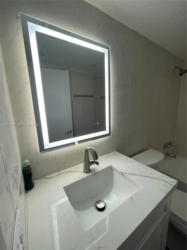 Foto del edificio - 3868 NE 169th St