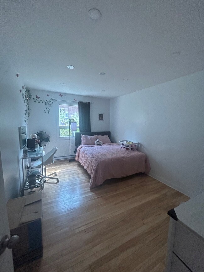 Building Photo - 3010 Rue Goyer